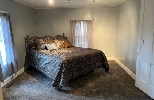 Logan House | Howdy's Haven-Peaceful getaway in the Hocking Hills. 23 shared acres with host.