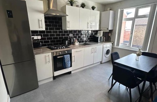 Watford Apartment | HP Wizards Corner Spacious 4 bed near Watford Junction