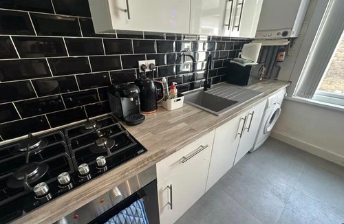 Watford Apartment | HP Wizards Corner Spacious 4 bed near Watford Junction