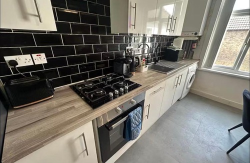 Watford Apartment | HP Wizards Corner Spacious 4 bed near Watford Junction