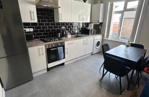 Watford Apartment | HP Wizards Corner Spacious 4 bed near Watford Junction