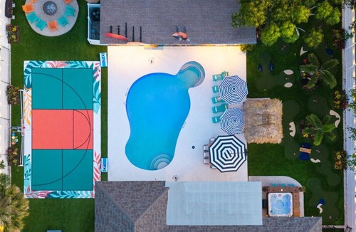 Palma Sola House | Htd Pool, TikiHut, Pickleball, Golf, 7 mi to AMI
