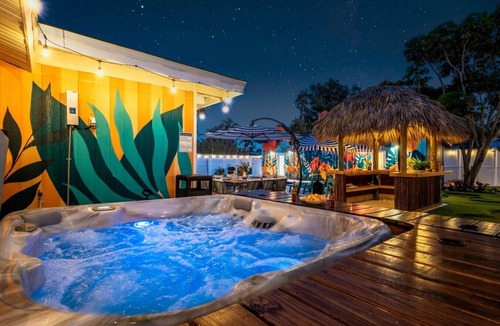 Palma Sola House | Htd Pool, TikiHut, Pickleball, Golf, 7 mi to AMI