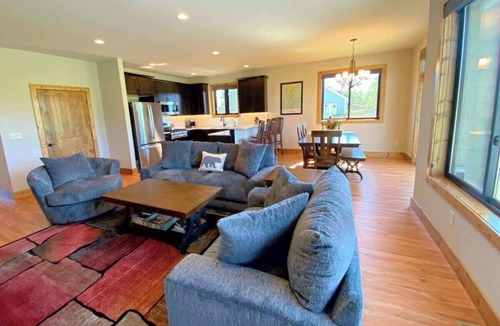 Red Lodge House | HuckleBeary Hideaway- Mountain Views- Hot Tub