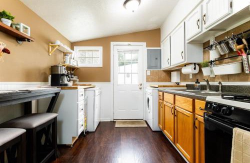South Bend House | Huddle & Hangout - 3BR House Close to ND