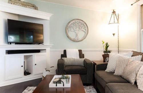 South Bend House | Huddle & Hangout - 3BR House Close to ND