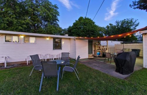 South Bend House | Huddle & Hangout - 3BR House Close to ND