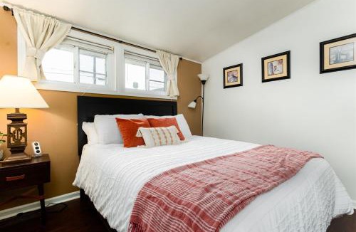 South Bend House | Huddle & Hangout - 3BR House Close to ND
