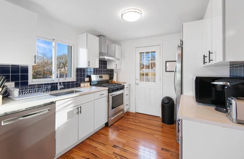 Middletown House | Hudson Lodge - Port Jervis, Hudson River