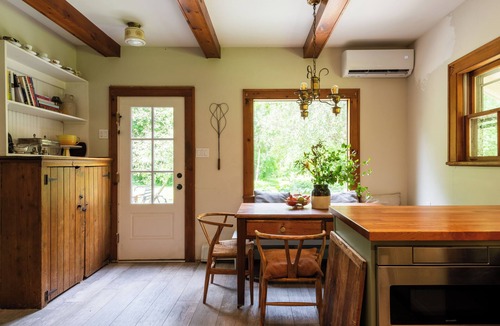 Poughkeepsie Bed & Breakfast | Hudson Pond · Garden Queen Suite · GF Breakfast