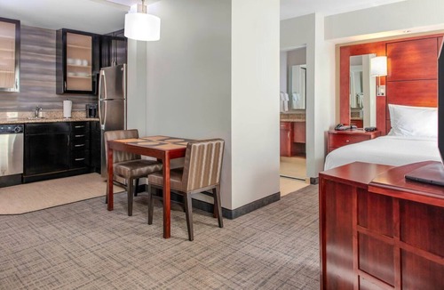 Northwest Yonkers Hotel | Hudson River 1 BR Suite Breakfast, Gym & Pool