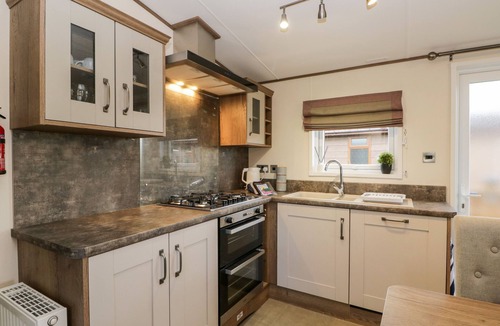 Warton Cottage | HUDSON'S HIDEAWAY, pet friendly in South Lakeland Leisure Village