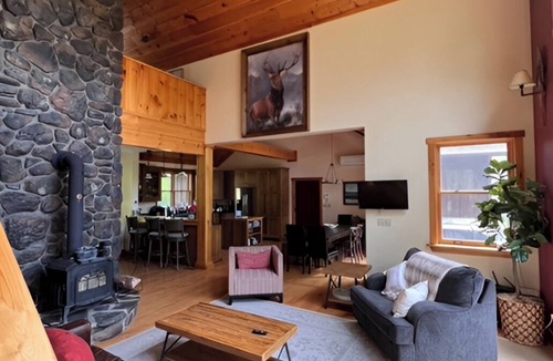 North Chatham House | Hudson Valley Lakefront Gem: 6 Bedrooms & Private Waterfront