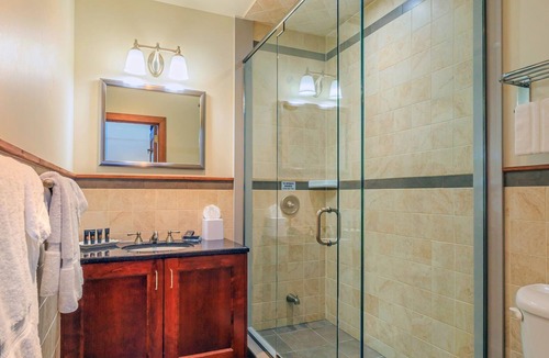 Bloomfield House | Huff Estates Inn & Winery