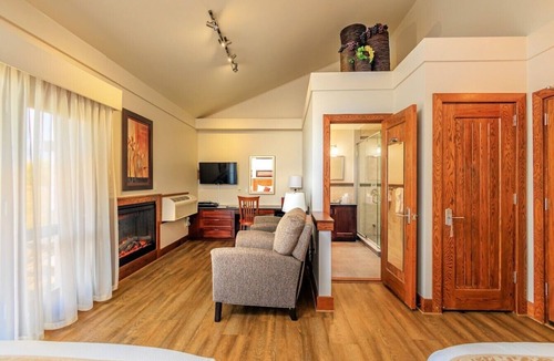 Bloomfield House | Huff Estates Inn & Winery