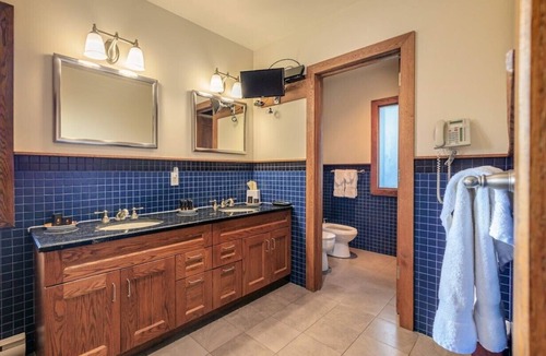 Bloomfield House | Huff Estates Inn & Winery