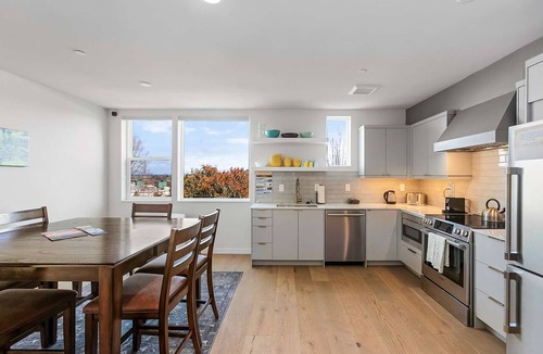 East Queen Anne Apartment | Hufflepuff, Scamander's Fantastic Sweet Suite
