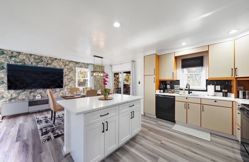 Cape Saint Claire House | Huge 4BR Home Sleeps 12, Firepit + Basement Bar, Downtown 10 Min, Parking