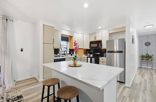 Cape Saint Claire House | Huge 4BR Home Sleeps 12, Firepit + Basement Bar, Downtown 10 Min, Parking