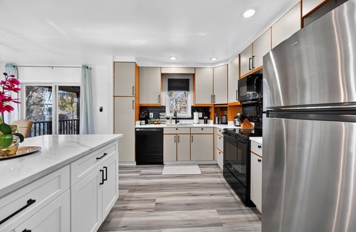 Cape Saint Claire House | Huge 4BR Home Sleeps 12, Firepit + Basement Bar, Downtown 10 Min, Parking