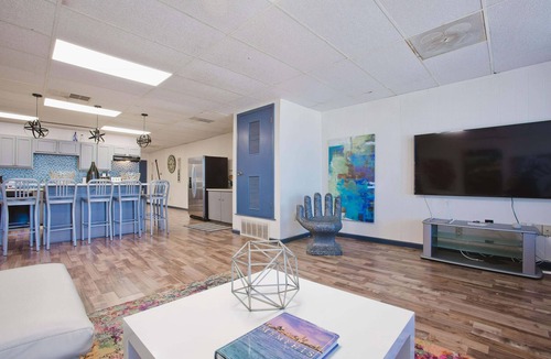 Downtown Memphis Condo | HUGE 5000 sqft condo 2 blocks Beale, 10 beds, 2king 8queen, 3 bath, parking lot