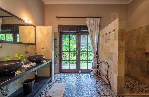 Dencarik Villa | Huge beachfront villa with direct access to the beach!