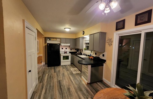 Loves Park House | Huge deck & yard Near Indoor Sports Arena! Spacious! Smart TVs! Fast Wifi! Cozy.
