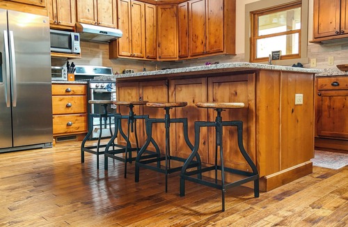Seven Devils Cabin | Huge Decks, Hot Tub, Fire Pit & Dog Friendly. Close to Boone and Banner Elk.