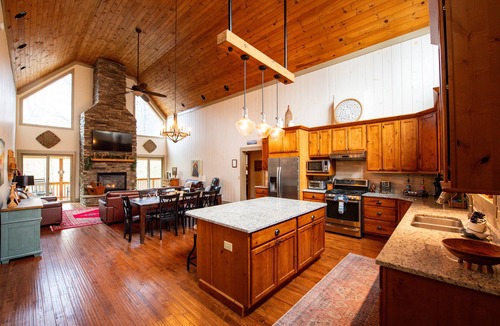 Seven Devils Cabin | Huge Decks, Hot Tub, Fire Pit & Dog Friendly. Close to Boone and Banner Elk.