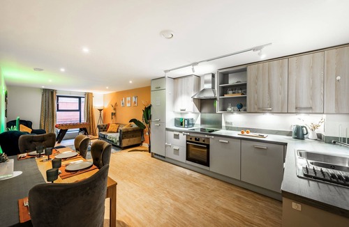 Bordesley Apartment | Huge Digbeth Apt, Sleeps 8, 5bed, Free Parking.