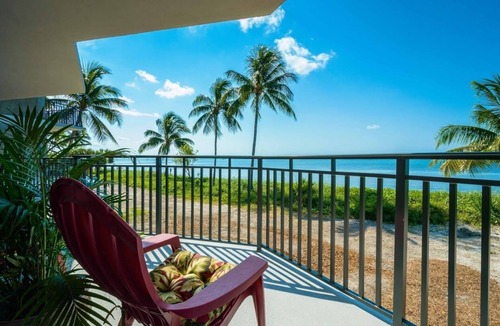 Key West Apartment | 💲 HUGE DISCOUNT for 28 day OCEAN FRONT! 90 FT BALCONY💰