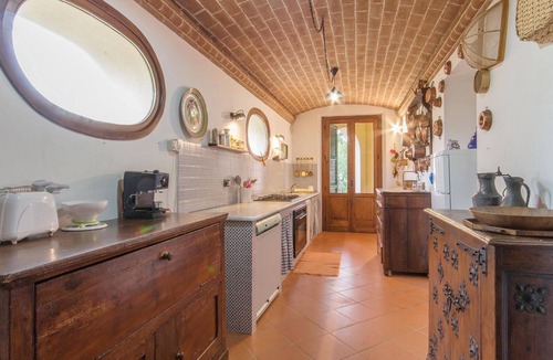 Castiglione del Lago House | Huge estate on Lago Montepulciano.