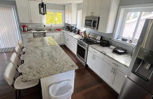 Idylwood House | Huge home 15 min to DC 10 min to Tyson’s 4bed+den 3.5ba 2 car garage sleeps 10