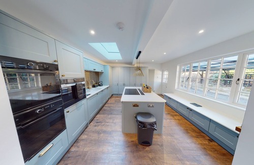 Clearbrook House | HUGE HOUSE DEVON - HOT TUB - PLAY AREA - GAMES ROOM - PARKING