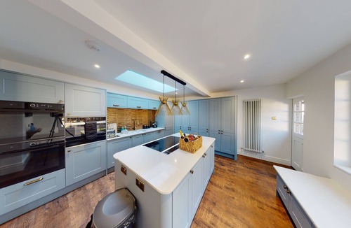 Clearbrook House | HUGE HOUSE DEVON - HOT TUB - PLAY AREA - GAMES ROOM - PARKING