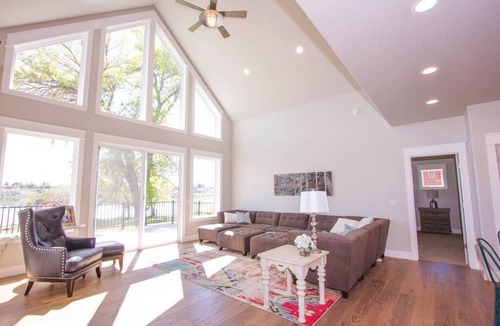 Heyburn House | Huge Lakefront House - sleeps 22! Private Dock! Boating, Water Skiing, Rafting!