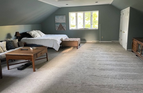 Colgate Apartment | Huge Loft by Pewaukee Lake