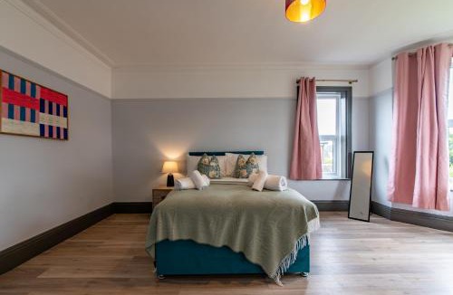 Bognor Regis House | Huge Luxury 6-Bedroom House with Off-Road Parking, Pet-friendly - SUMMER SPECIAL OFFER! by Blue Puffin Stays