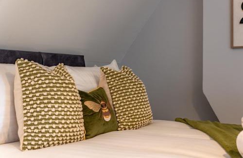 Bognor Regis House | Huge Luxury 6-Bedroom House with Off-Road Parking, Pet-friendly - SUMMER SPECIAL OFFER! by Blue Puffin Stays