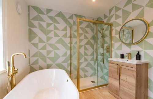 Bognor Regis House | Huge Luxury 6-Bedroom House with Off-Road Parking, Pet-friendly - SUMMER SPECIAL OFFER! by Blue Puffin Stays