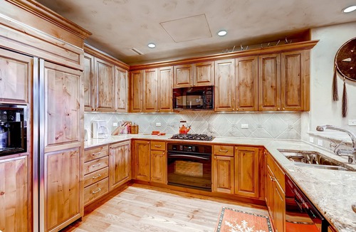 Edwards Condo | Huge Mountain Condo with Fireplace & Balcony