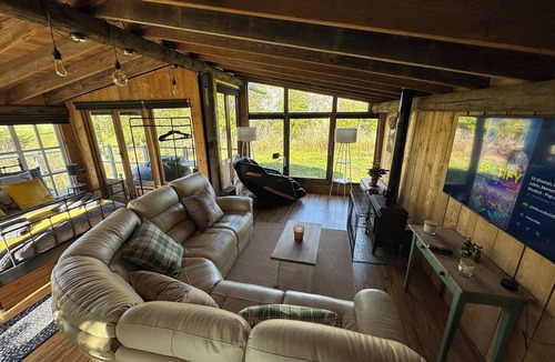 East Drayton Cabin | Huge open plan Log Cabin in Weston, Newark hot tub WiFi wood stove pets parking
