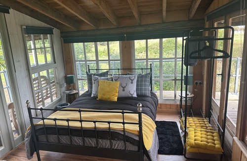 East Drayton Cabin | Huge open plan Log Cabin in Weston, Newark hot tub WiFi wood stove pets parking