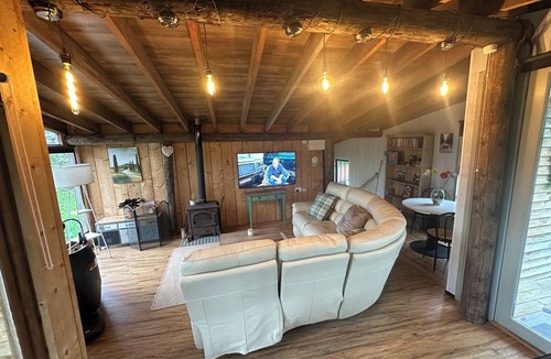 East Drayton Cabin | Huge open plan Log Cabin in Weston, Newark hot tub WiFi wood stove pets parking
