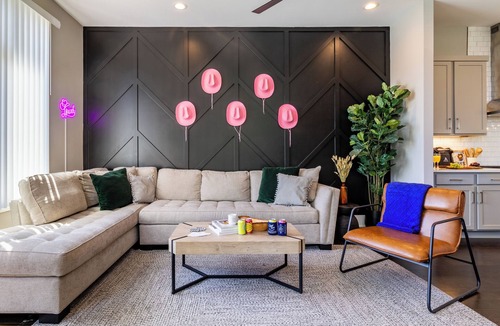 Historic Waverly House | Huge Private Rooftop Deck w/Firepit + Putt-Putt 8 Mins to Broadway | Doralee