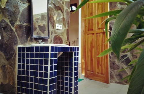 Anturan Bed & Breakfast | Huge room with open bathroom overlooking rice fields