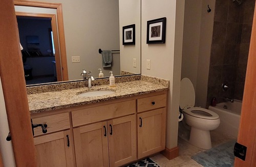 Shorewood House | HUGE space with room to spread out! Close to Excelsior and Lake Minnetonka.