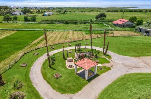 Galveston House | Huge, spacious villa with private pool and game room on 5 acres
