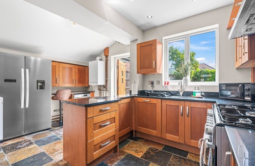 Seisdon House | Huge Stunning 5 Bedroom Home with 6 Beds - NR Central Birmingham, City Centre