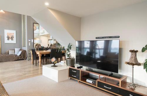 Sydenham Apartment | Huge Stylish Art Loft with Spa & Soaring Ceilings